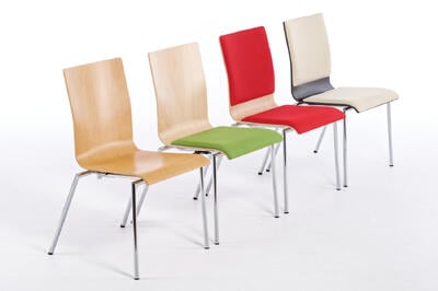 Stapelstühle mit Sitz- und Rückenpolster für erhöhten Komfort 